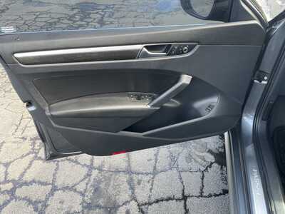 2017 Volkswagen Passat, $12985. Photo 10