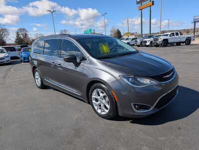 2017 Chrysler Pacifica, $12995. Photo 2
