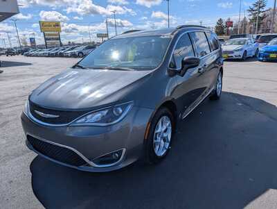2017 Chrysler Pacifica, $12995. Photo 4