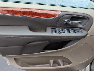 2016 Chrysler Town & Country, $11937. Photo 10