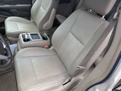 2016 Chrysler Town & Country, $11937. Photo 11