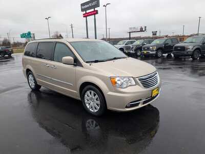 2016 Chrysler Town & Country, $11937. Photo 2