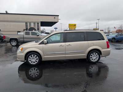 2016 Chrysler Town & Country, $11937. Photo 5