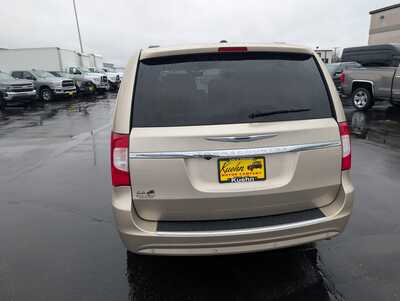 2016 Chrysler Town & Country, $11937. Photo 7