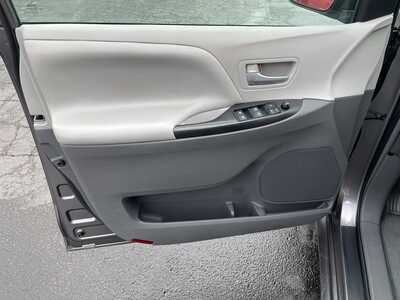 2015 Toyota Sienna, $17995. Photo 11
