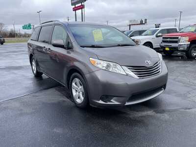 2015 Toyota Sienna, $17995. Photo 2