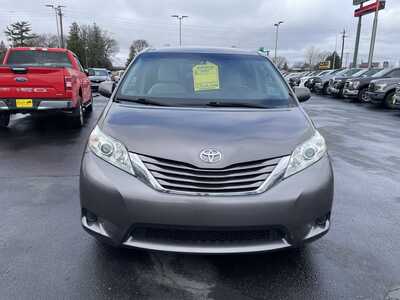 2015 Toyota Sienna, $17995. Photo 3
