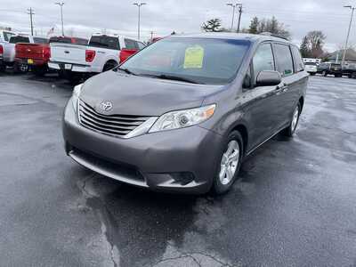 2015 Toyota Sienna, $17995. Photo 4