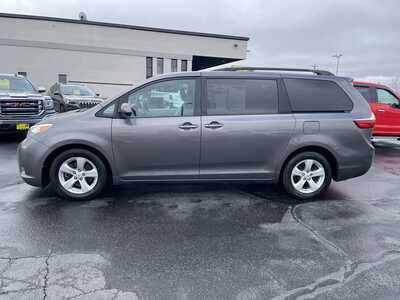 2015 Toyota Sienna, $17995. Photo 5