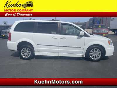 2016 Chrysler Town & Country, $25993. Photo 1