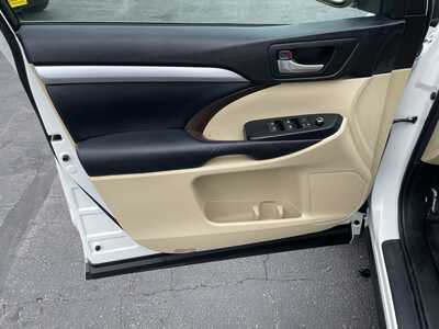 2015 Toyota Highlander, $21937. Photo 11