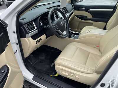 2015 Toyota Highlander, $21937. Photo 12