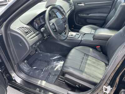 2015 Chrysler 300, $18985. Photo 12