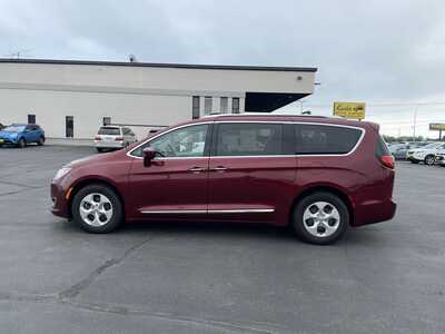 2017 Chrysler Pacifica, $13996. Photo 5