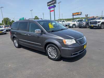 2016 Chrysler Town & Country, $14997. Photo 2