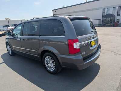 2016 Chrysler Town & Country, $14997. Photo 6