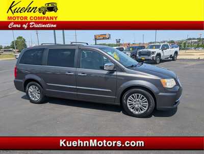 2016 Chrysler Town & Country, $14997. Photo 1