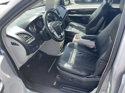 2016 Chrysler Town & Country, $12985. Photo 12