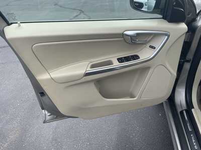 2015 Volvo XC60, $14495. Photo 11