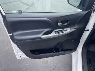 2019 Toyota Sienna, $24495. Photo 11