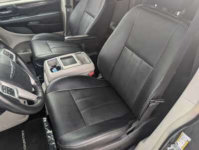 2016 Chrysler Town & Country, $14987. Photo 10