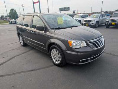 2016 Chrysler Town & Country, $14987. Photo 2