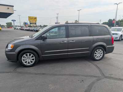 2016 Chrysler Town & Country, $14987. Photo 5
