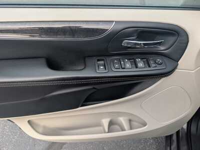 2016 Chrysler Town & Country, $14987. Photo 9