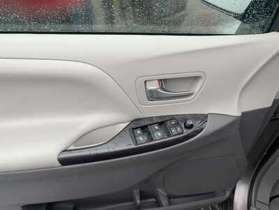 2015 Toyota Sienna, $31937. Photo 11