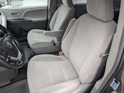 2015 Toyota Sienna, $31937. Photo 12