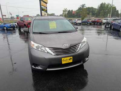 2015 Toyota Sienna, $31937. Photo 3