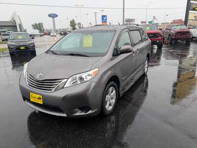 2015 Toyota Sienna, $31937. Photo 4