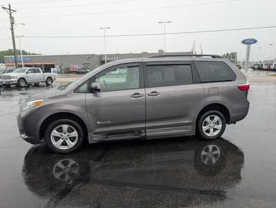 2015 Toyota Sienna, $31937. Photo 5