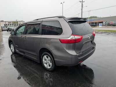 2015 Toyota Sienna, $31937. Photo 6