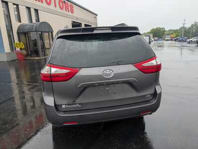 2015 Toyota Sienna, $31937. Photo 7