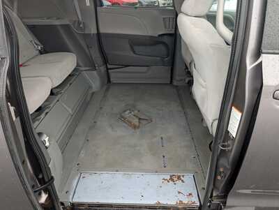 2015 Toyota Sienna, $31937. Photo 9
