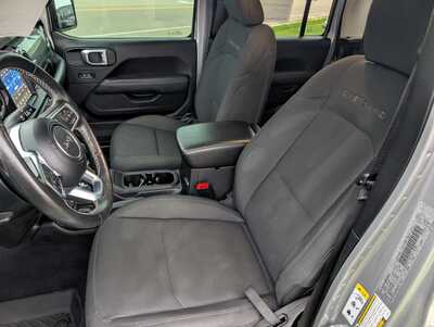 2020 Jeep Gladiator, $29937. Photo 12