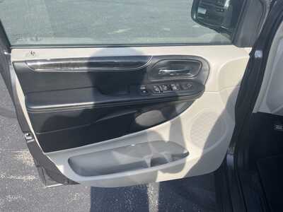 2016 Chrysler Town & Country, $13997. Photo 11