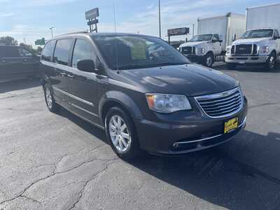 2016 Chrysler Town & Country, $13997. Photo 2