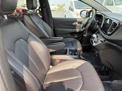 2025 Chrysler Pacifica, $28595. Photo 10