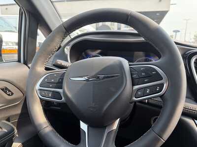 2025 Chrysler Pacifica, $28595. Photo 12