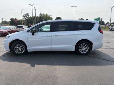 2025 Chrysler Pacifica, $28595. Photo 5