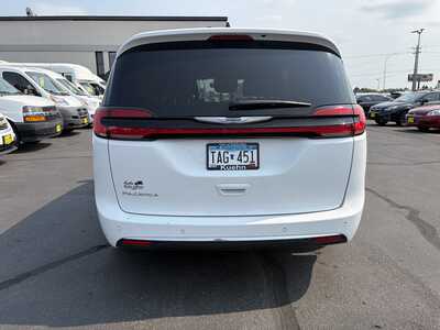 2025 Chrysler Pacifica, $28595. Photo 7