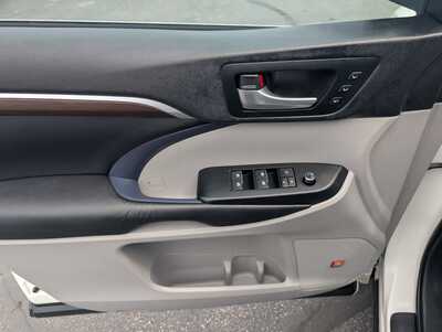 2015 Toyota Highlander, $21987. Photo 10
