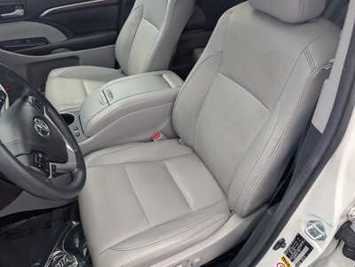 2015 Toyota Highlander, $21987. Photo 11