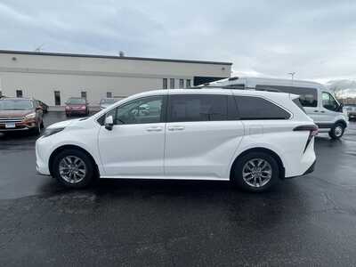 2023 Toyota Sienna, $32995. Photo 2