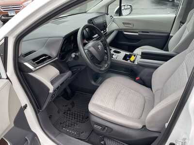 2023 Toyota Sienna, $32995. Photo 9