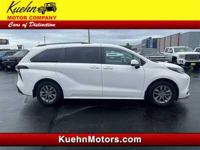 2023 Toyota Sienna, $32995. Photo 1
