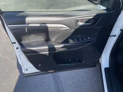 2019 Toyota Highlander, $13900. Photo 11