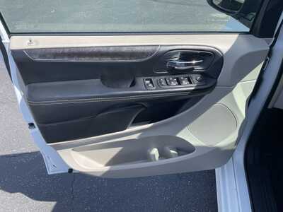 2016 Chrysler Town & Country, $24995. Photo 11